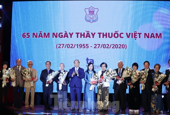 Mỗi giảng viên trường y đều mang trái tim 2 người thầy Mỗi giảng viên trường y đều mang trái tim 2 người thầy