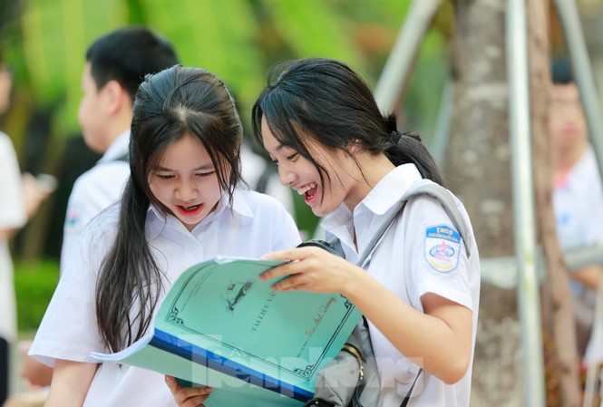 Người nhà thí sinh trốn trong nhà vệ sinh để nhằm gian lận thi cử Người nhà thí sinh trốn trong nhà vệ sinh để nhằm gian lận thi cử