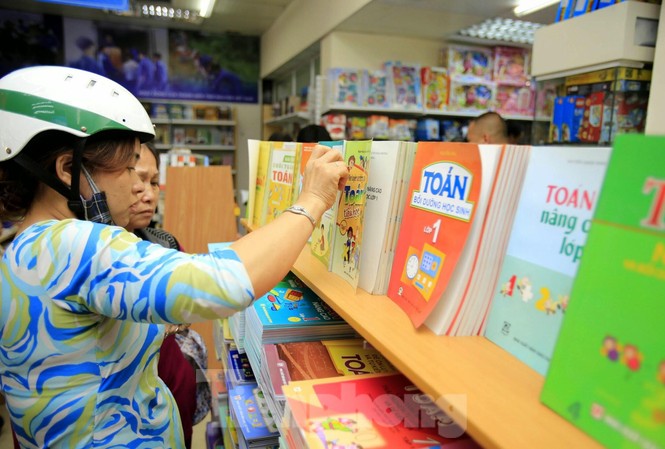 Cấm mọi hình thức 'khuyến khích' đưa sách tham khảo vào trường học Cấm mọi hình thức 'khuyến khích' đưa sách tham khảo vào trường học