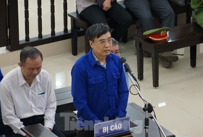 Nguyên Thứ trưởng Bộ Lao động, Thương binh và Xã hội hầu tòa Nguyên Thứ trưởng Lê Bạch Hồng trả lời Hội đồng xét xử.