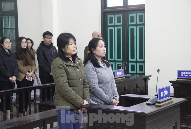 Hoãn phiên xử vụ nữ thượng úy ném ma túy vào ô tô người khác Từ bìa trái qua, các bị cáo Nguyễn Thị Vững, Nguyễn Thị Vân.
