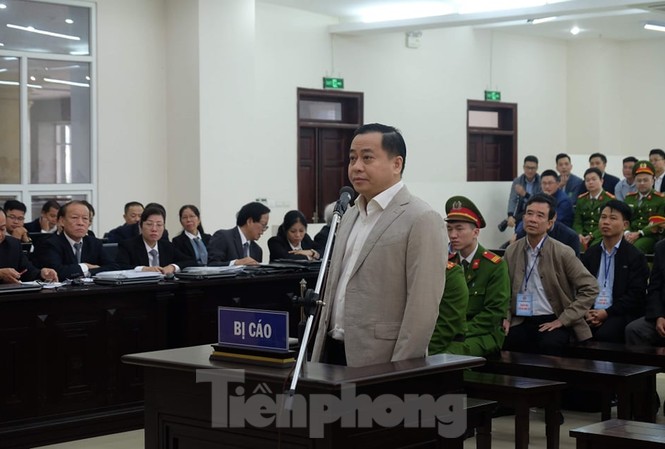 Phan Văn Anh Vũ nói bị kết tội sẽ kiện các doanh nghiệp bán đất cho mình Phan Văn Anh Vũ khai báo tại tòa.