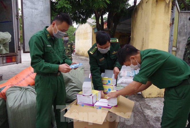 Vận chuyển trái phép 50.000 khẩu trang y tế sang Trung Quốc Kiểm đếm số khẩu trang tang vật trong vụ việc.