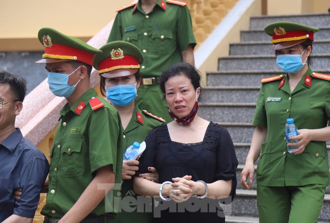 Cán bộ nâng điểm ở Hòa Bình: 'Ai cũng gù, mình thẳng lưng sẽ thành khuyết tật' Bị cáo Diệp Thị Hồng Liên bị xác định có vai trò chính trong việc nâng điểm môn Ngữ Văn.