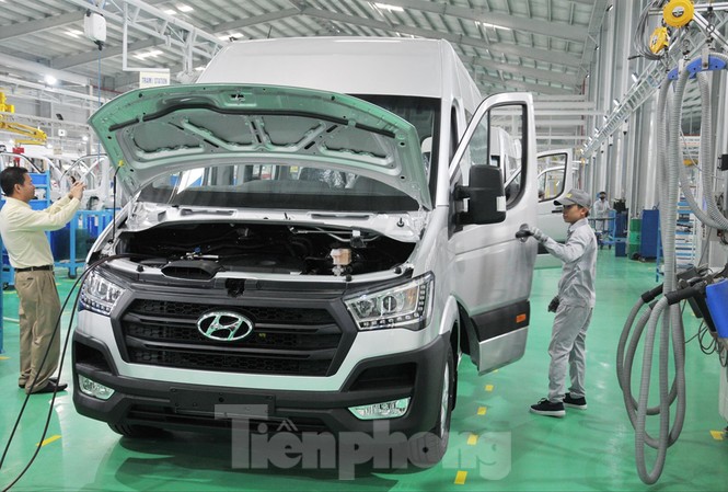 Dịch COVID-19 ảnh hưởng thế nào đến ngành ô tô Việt Nam? Công nhân lắp ráp ô tô tại nhà máy ở Quảng Nam của THACO. Ảnh: Tuấn Nguyễn