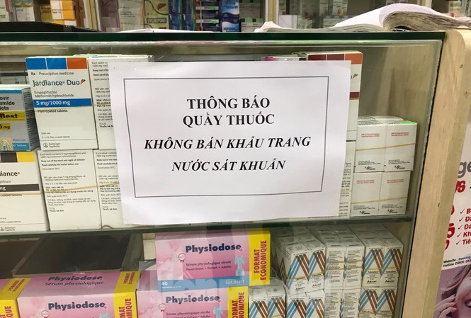 Hà Nội tìm mua khẩu trang ‘khó hơn lên trời’ Một cửa hàng thuốc thông báo không bán khẩu trang ở tòa nhà Hapulico ngày 3/2. Ảnh: Trường Phong