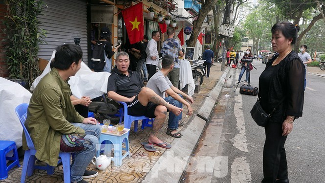 Chuyện cảm động trên vỉa hè Trúc Bạch ngày đầu hết cách ly Người dân phố Trúc Bạch thảnh thơi nói chuyện trên vỉa hè sáng 21/3. Ảnh: Mạnh Thắng