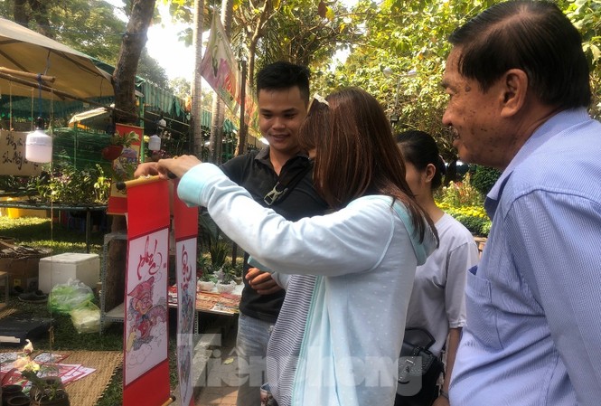 Về tết trễ một chút để “bán” niềm vui cho mọi người Nhiều bạn trẻ nán lại Sài Gòn bán buôn dịp tết