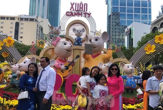 Vì sao tiểu cảnh ở phố đi bộ Nguyễn Huệ tả tơi Dân Sài Gòn tận dụng những ngày nghỉ tết để du xuân
