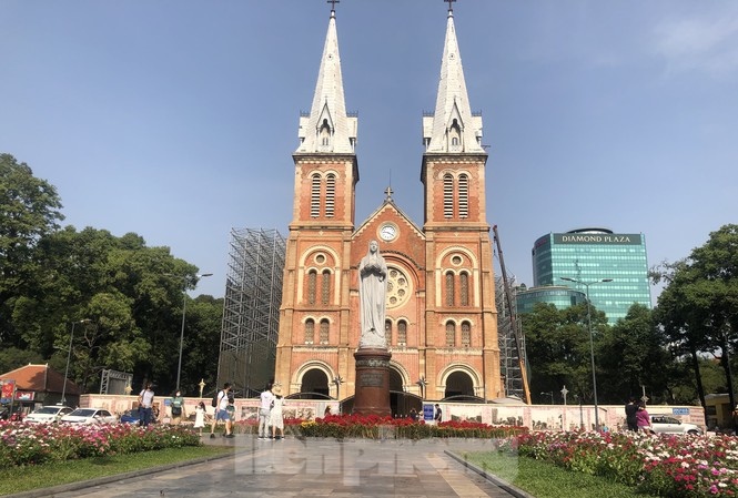 Sợ corona, nhiều điểm tham quan ở Sài Gòn ‘vắng như chùa bà đanh’ Khu vực Nhà thờ Đức Bà bình thường luôn đông khách tham quan, nay cũng đìu hiu