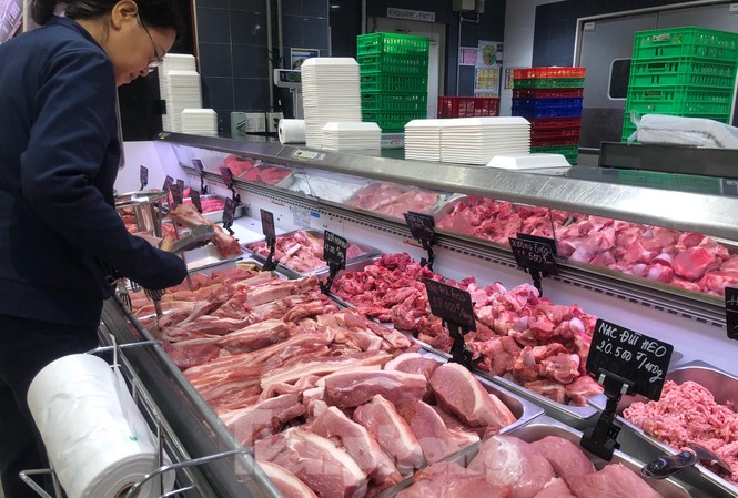 Heo hơi 'giảm nhiệt', chợ lẻ vẫn giữ giá cao Thịt heo trong một số siêu thị, cửa hàng tiện lợi vẫn cao ngất ngưỡng