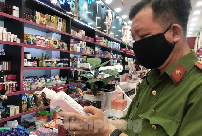 TPHCM phát hiện chuỗi cửa hàng mỹ phẩm nghi giả, nhái Cơ quan chức năng kiểm tra chuỗi cửa hàng mỹ phẩm lớn tại TPHCM