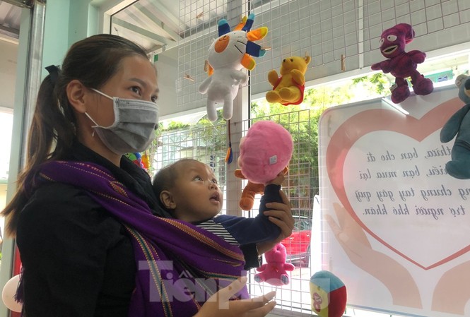 Bệnh nhân nghèo ấm lòng với gian hàng 'chia sẻ yêu thương' Bệnh nhân khó khăn lựa đồ tại gian hàng chia sẻ yêu thương