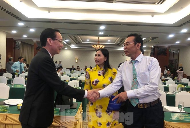 Ảnh hưởng COVID-19, kiều hối về TPHCM vẫn đạt hơn 4 tỷ USD Phó chủ tịch Thường trực UBND TPHCM Lê Thanh Liêm (trái) trò chuyện cùng kiều bào