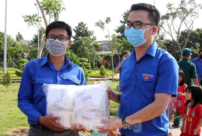 Lắp 150 trạm rửa tay chống dịch Covid-19 hưởng ứng 'Vì một Việt Nam khỏe mạnh' Anh Nguyễn Tường Lâm - Phó Chủ tịch thường trực T.Ư Hội LHTN Việt Nam trao tặng khẩu trang trong chương trình "Tháng Ba biên giới" tại An Giang.