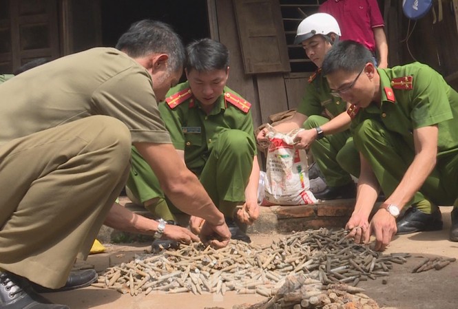 Người đàn ông chuyên 'nhập' bom mìn để bán thuốc nổ Số đạn dược bên trong nhà ông Tuấn