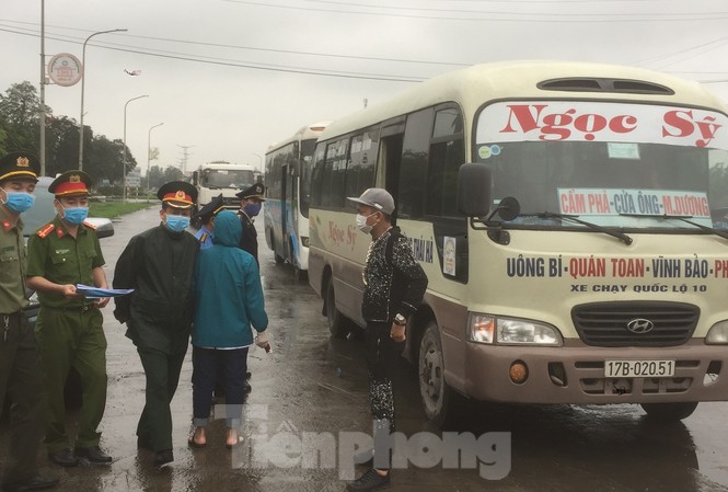 Cách ly cả xe khách vì một du học sinh có biểu hiện sốt Cách ly cả xe khách vì một du học sinh có biểu hiện sốt