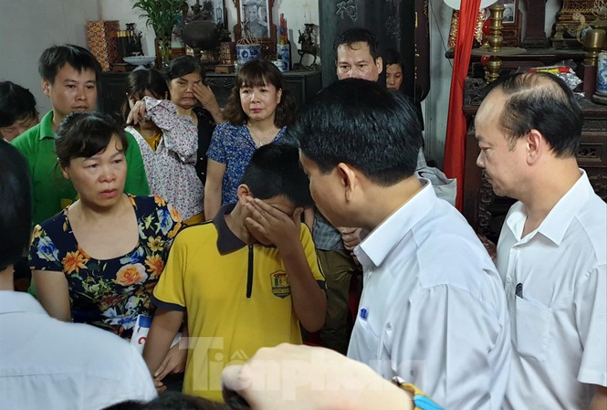 Nữ lao công bị 'xe điên' đâm tử vong: Xót xa phận người ở lại Chủ tịch UBND thành phố Hà Nội Nguyễn Ðức Chung thăm, động viên, chia buồn với gia đình, người thân của chị Hà. Ảnh: VH
