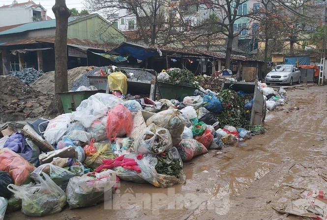 Rác chất đống, bốc mùi ở chợ Rác chất đống, hôi hám tại chợ Vân Canh. Ảnh: Võ Hóa