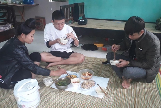 Từ bản xuống phố: Làn sóng di cư mới Quàng Thị Lan và người thân trong bản bên bữa cơm trong phòng trọ gần KCN Đình Trám