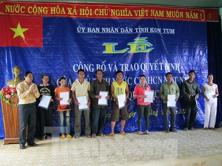 Trao Quyết định nhập quốc tịch Việt Nam cho 38 người Lào ở Kon Tum Trao Quyết định nhập quốc tịch Việt Nam cho công dân