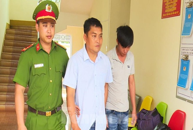 Triệt phá đường dây tổ chức cá độ bóng đá hơn 19 tỷ/tháng Dẫn giải 2 đối tượng Sơn và Công về trại giam