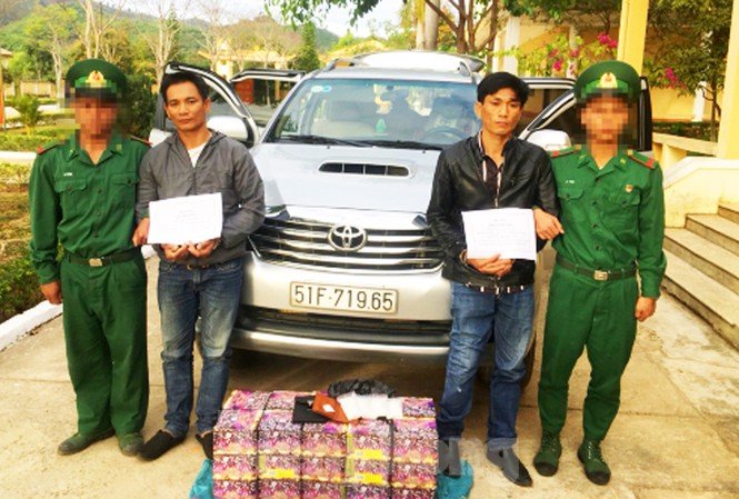 Bắt 2 đối tượng chuyển lậu pháo nổ và ma túy Đối tượng Lê Hoàng và Bùi Danh Sơn cùng tang vật