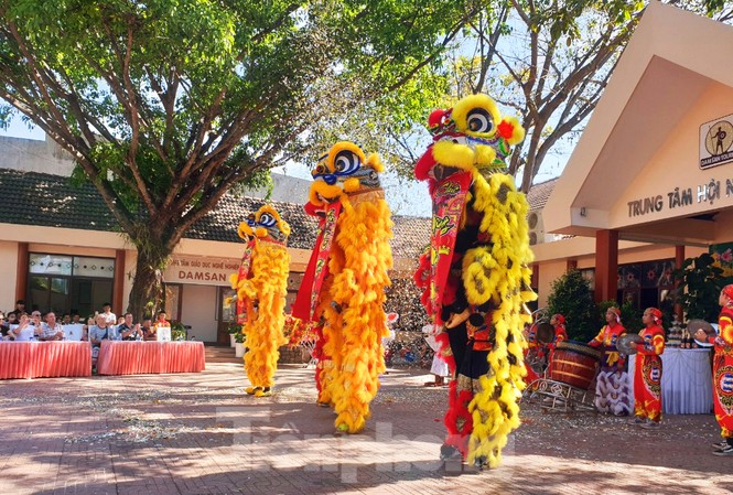 Đắk Lắk: Lãnh đạo tỉnh chào mừng du khách, chúc tết ngày đầu năm mới Các du khách Pháp liên tục vỗ tay tán thưởng đoàn lân sư rồng Nhân Nghĩa Đường