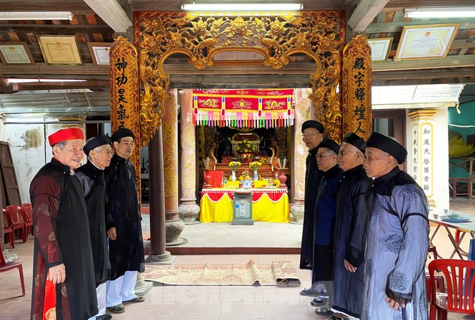 Rưng rưng kỳ lão khấn Minh Thề Hội đồng bô lão tại Miếu thờ Thái hoàng Thái hậu Vũ Thị Ngọc Toản
