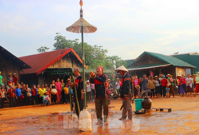 Làm lễ cầu mưa, mây đen kéo đến, trút nước ầm ầm Thầy cúng làm lễ cầu mưa