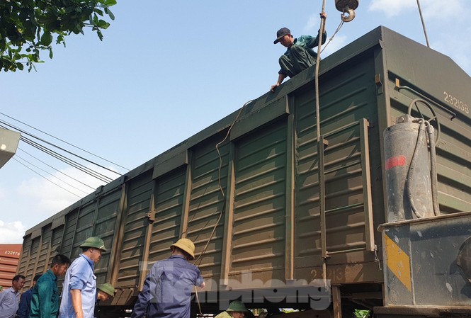 Thông tuyến đường sắt sau sự cố lật tàu tại Nam Định Trục cẩu toa tàu ra khỏi đường sắt - Ảnh: Hoàng Long