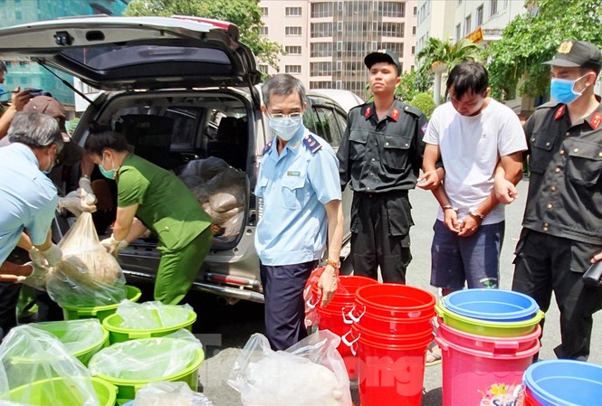 Giải mã quái chiêu những đường dây ma túy “khủng” Lực lượng chức năng Việt Nam kiểm tra lô ma túy katamine thu giữ hồi đầu tháng 5/2019 Ảnh: Văn Minh
