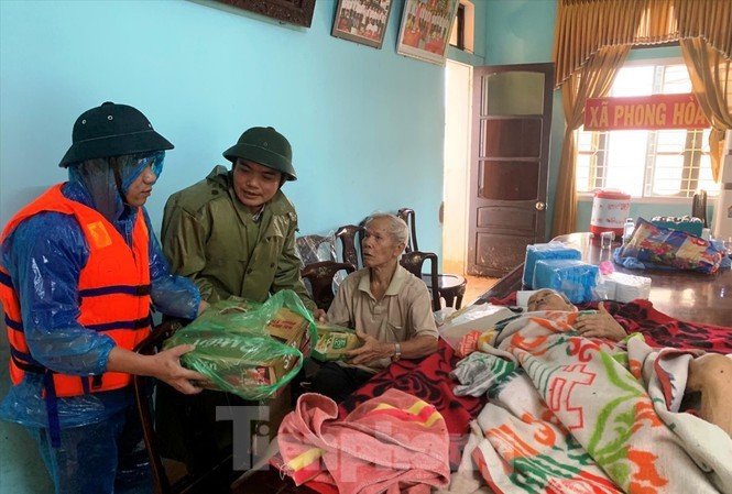 Bữa trưa cuối cùng với mì tôm khô nhai vội Trước khi gặp nạn và qua đời vài giờ, anh Nguyễn Văn Bình (giữa) vẫn còn tham gia cứu trợ đồng bào Phong Điền bị lũ lụt