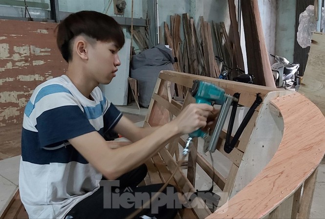 Từ bản xuống phố: Cạm bẫy Lý A Phao trong xưởng sản xuất gỗ