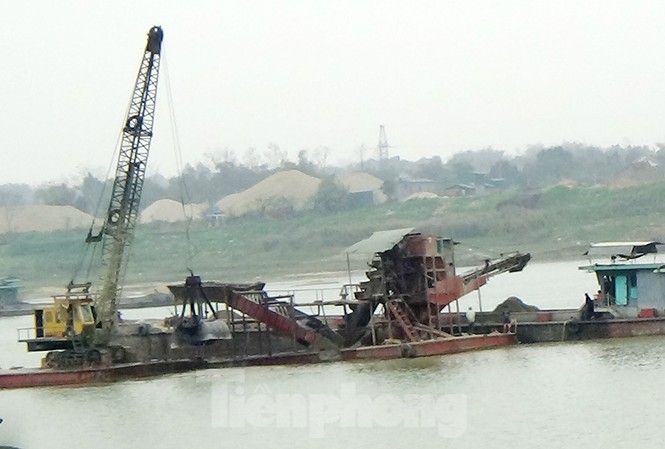 Quằn quại một dòng Lô: Sai phạm tràn lan, xử lý nhỏ giọt Tàu cuốc đua nhau múc cát trên sông Lô đoạn thuộc huyện Phù Ninh, thị trấn Đoan Hùng