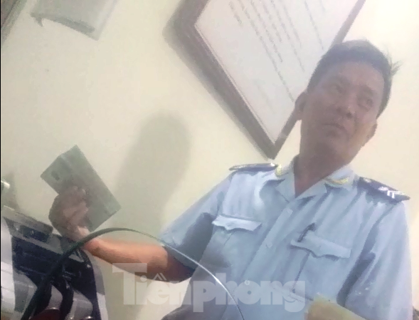 Kỷ luật, điều chuyển cán bộ vụ ‘làm luật’ ở cửa khẩu quốc tế Tây Trang Kỷ luật, điều chuyển cán bộ vụ làm luật ở cửa khẩu quốc tế Tây Trang