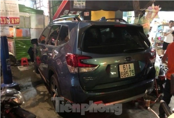 Ô tô ‘điên’ tông liên hoàn khiến 2 người nguy kịch Ô tô ‘điên’ tông liên hoàn khiến 2 người nguy kịch