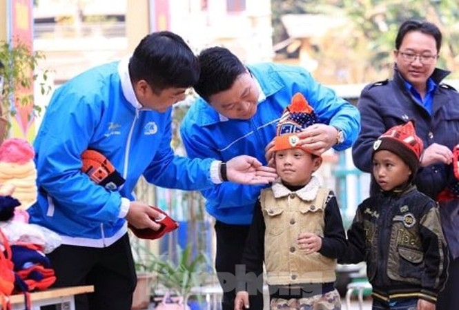 Thanh niên Bình Dương vượt hàng nghìn km mang áo ấm đến trẻ em Tây Bắc Thanh niên Bình Dương vượt hàng nghìn km mang áo ấm đến trẻ em Tây Bắc