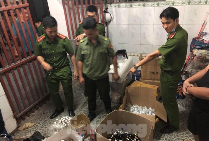 Đột kích xưởng sản xuất dung dịch chống khuẩn giả ở Bình Dương Đột kích xưởng sản xuất dung dịch chống khuẩn giả ở Bình Dương