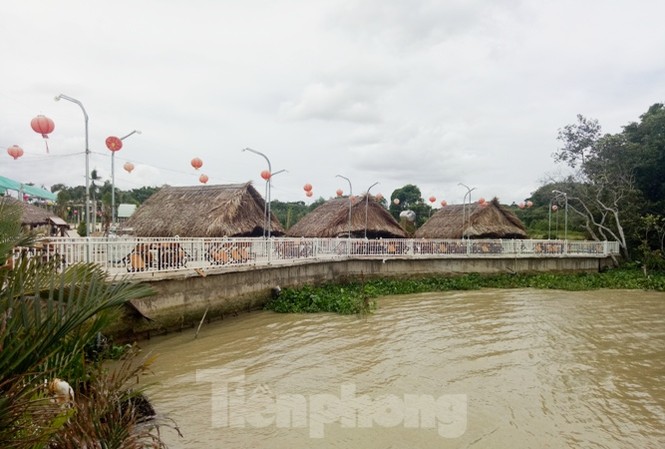 Phim trường, nhà hàng trái phép mọc như 'nấm' bên sông Phim trường, nhà hàng trái phép mọc như 'nấm' bên sông