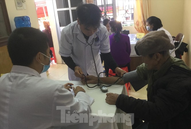 Cho biên cương ấm hơn Hàng trăm người dân xã Xuân Tình được khám chữa bệnh miễn phí Ảnh: Duy Chiến