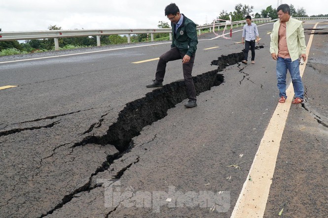 Vụ đường 250 tỷ vừa xong đã hỏng: Tạm dừng giao việc đối với 2 lãnh đạo Dự án đường Hồ Chí Minh tránh Chư Sê vừa hoàn thành, đang chờ nghiệm thu đã sụt lún, hư hỏng.