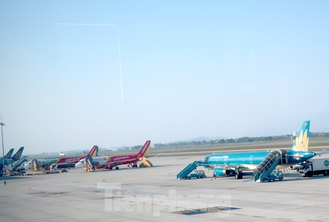 Phó Thủ tướng cảnh báo Bộ Giao thông tình trạng quá tải hàng không Sân bay quá tải nhưng các dự án mở rộng sân bay cũ, hay đầu tư sân bay mới gặp nhiều vướng mắc. Ảnh sân bay Nội Bài.