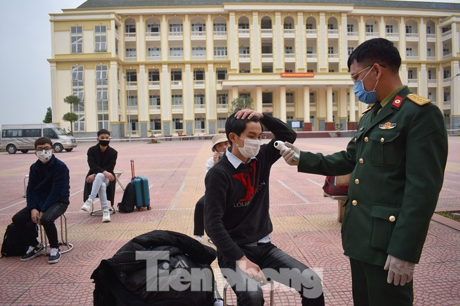 Hơn 1.300 người phải cách ly tập trung ở Hà Nội để phòng dịch Kiểm tra thân nhiệt công dân tại khu cách ly tập trung ở Hà Nội.