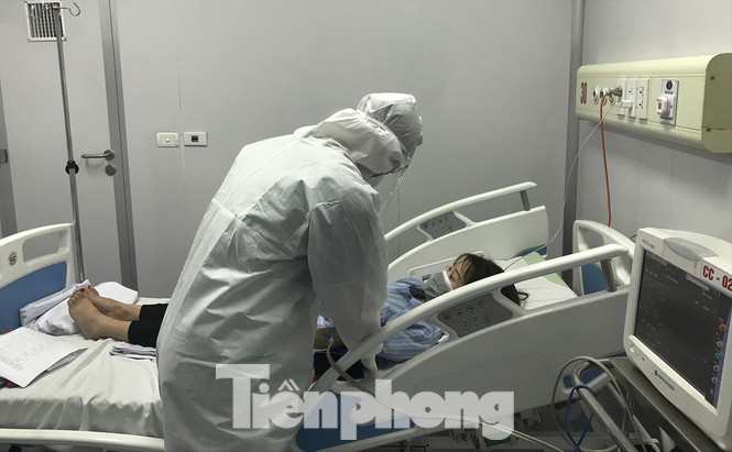 Bộ Y tế thông tin về nguồn lây của bác sĩ mắc COVID-19 tại Hà Nội Điều trị cho bệnh nhân mắc COVID-19 tại Bệnh viện Bệnh Nhiệt đới TƯ. Ảnh: Thái Hà