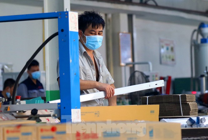 Công nhân vẫn miệt mài làm việc khi nhà xưởng Rạng Đông được bộ đội tẩy độc Công nhân vẫn miệt mài làm việc khi nhà xưởng Rạng Đông được bộ đội tẩy độc