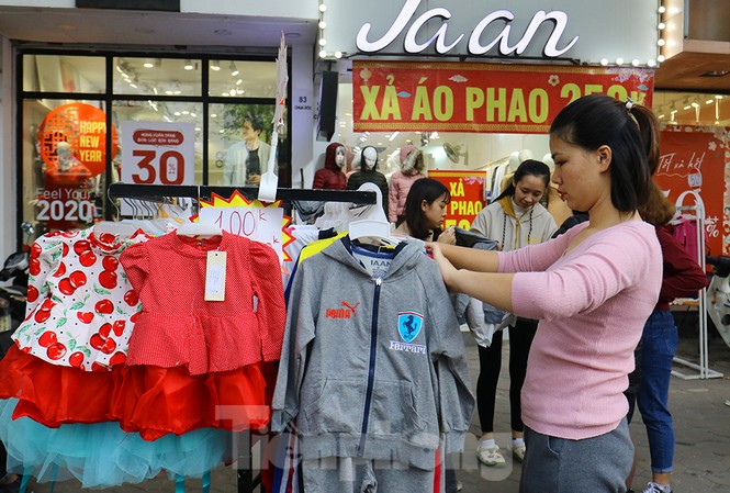 Sinh viên nườm nượp sắm đồ giảm giá cuối năm Sinh viên nườm nượp sắm đồ giảm giá cuối năm