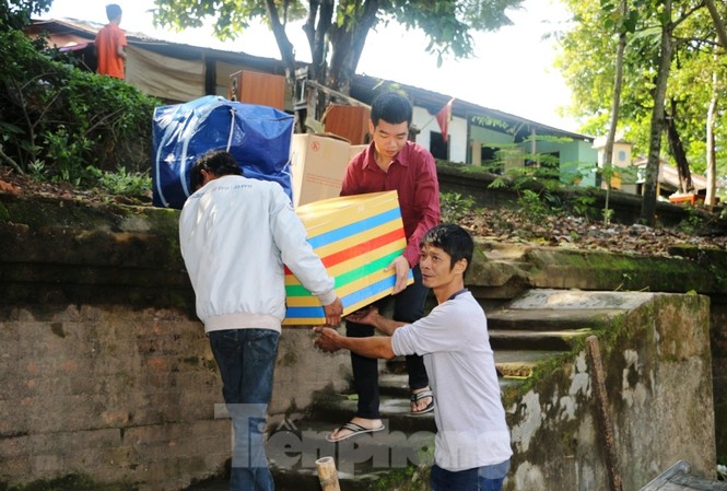 Những hình ảnh 'lịch sử' về cuộc di dân đặc biệt khỏi Kinh thành Huế Cuộc di dân lịch sử khỏi Kinh thành Huế đã thực sự bắt đầu