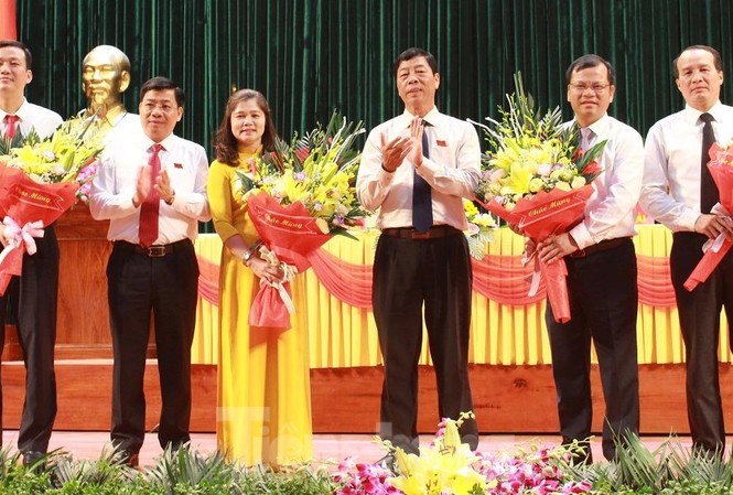 Bắc Giang có thêm hai phó chủ tịch Lãnh đạo tỉnh Bắc Giang tặng hoa chúc mừng ông Lê Ô Pích (ngoài cùng bên trái) và ông Phan Thế Tuấn (ngoài cùng bên phải) trở thành Phó Chủ tịch tỉnh Bắc Giang.