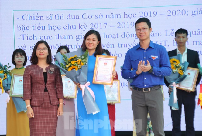 Tỉnh Đoàn Bắc Giang tuyên dương giáo viên trẻ tiêu biểu Anh Thân Trung Kiên, Bí thư Tỉnh Đoàn Bắc Giang tặng thưởng cho giáo viên trẻ tiêu biểu